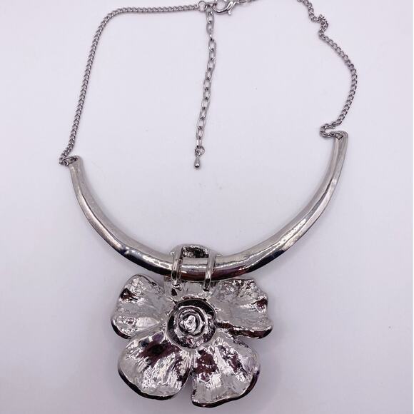 Soft Purple Enamel Flower Pendant Bib Necklace Silver Tone - Picture 7 of 7